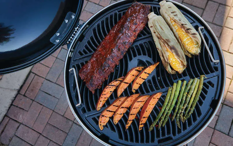 Обзор угольного гриля Napoleon с чугунной решеткой на три уровня.