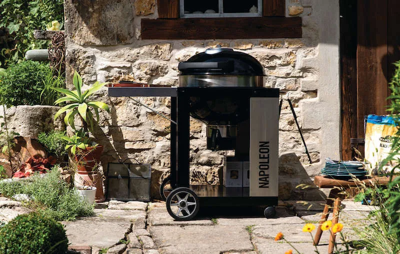 Обзор угольного гриля Napoleon со столом.