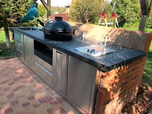 Простая летняя кухня на даче